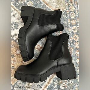Black Chunky Sweater Knit Chelsea Boots Women’s size 6.5